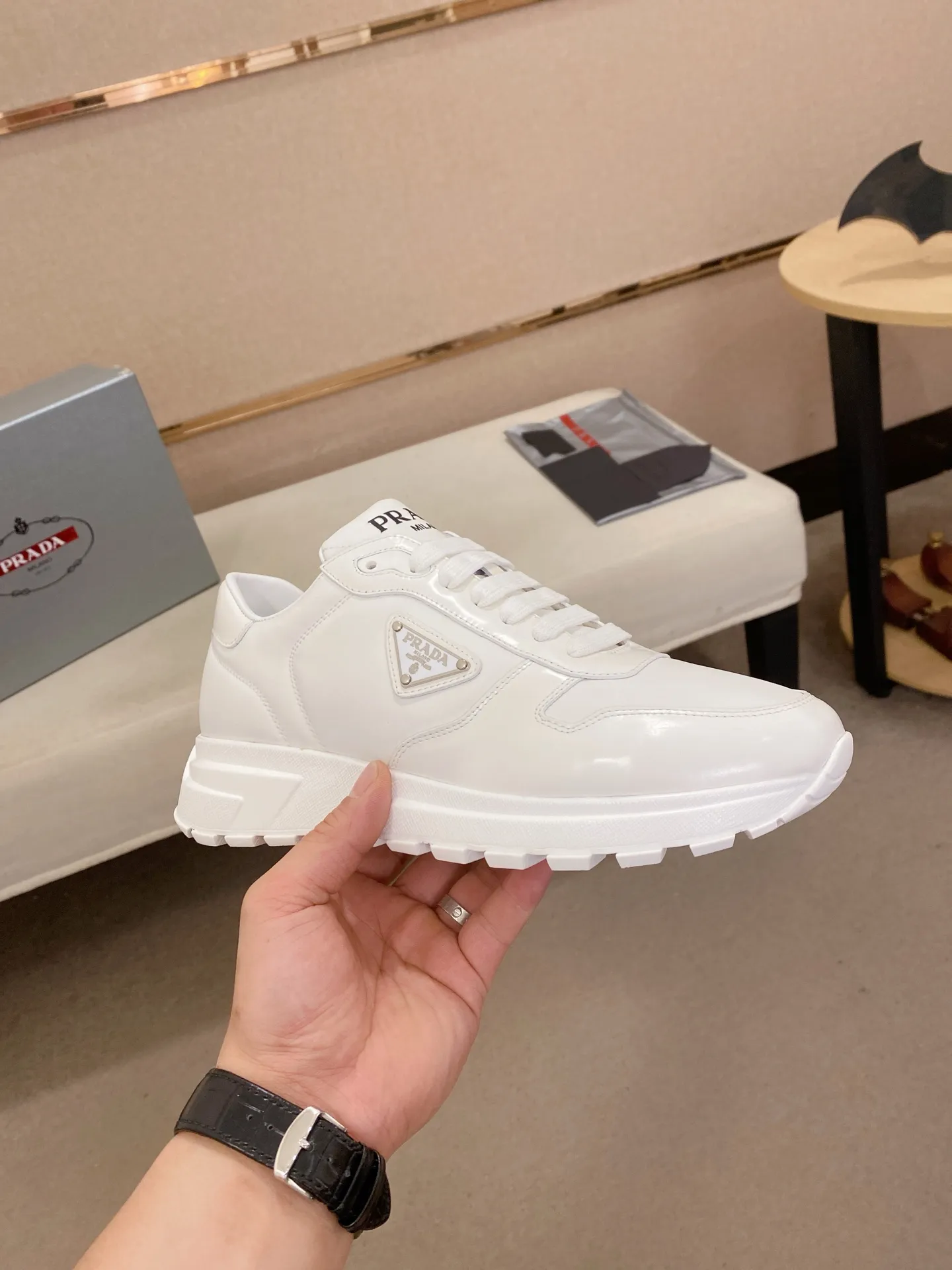 Factory price 540💰 ✔️✔️✔️High version High-quality new PRADA counters are on the market at the same time. The new men's shoes and 😘fabrics are selected from imported first-layer cowhide and are made by pure handcrafts. Lining: Full cowhide lining. 👍🏿 High-end ☄️ air-cushion molded anti-slip rubber outsole, exquisite lines, simple and elegant, comfortable and high-end for leisure travel. Code number: 38 to 44